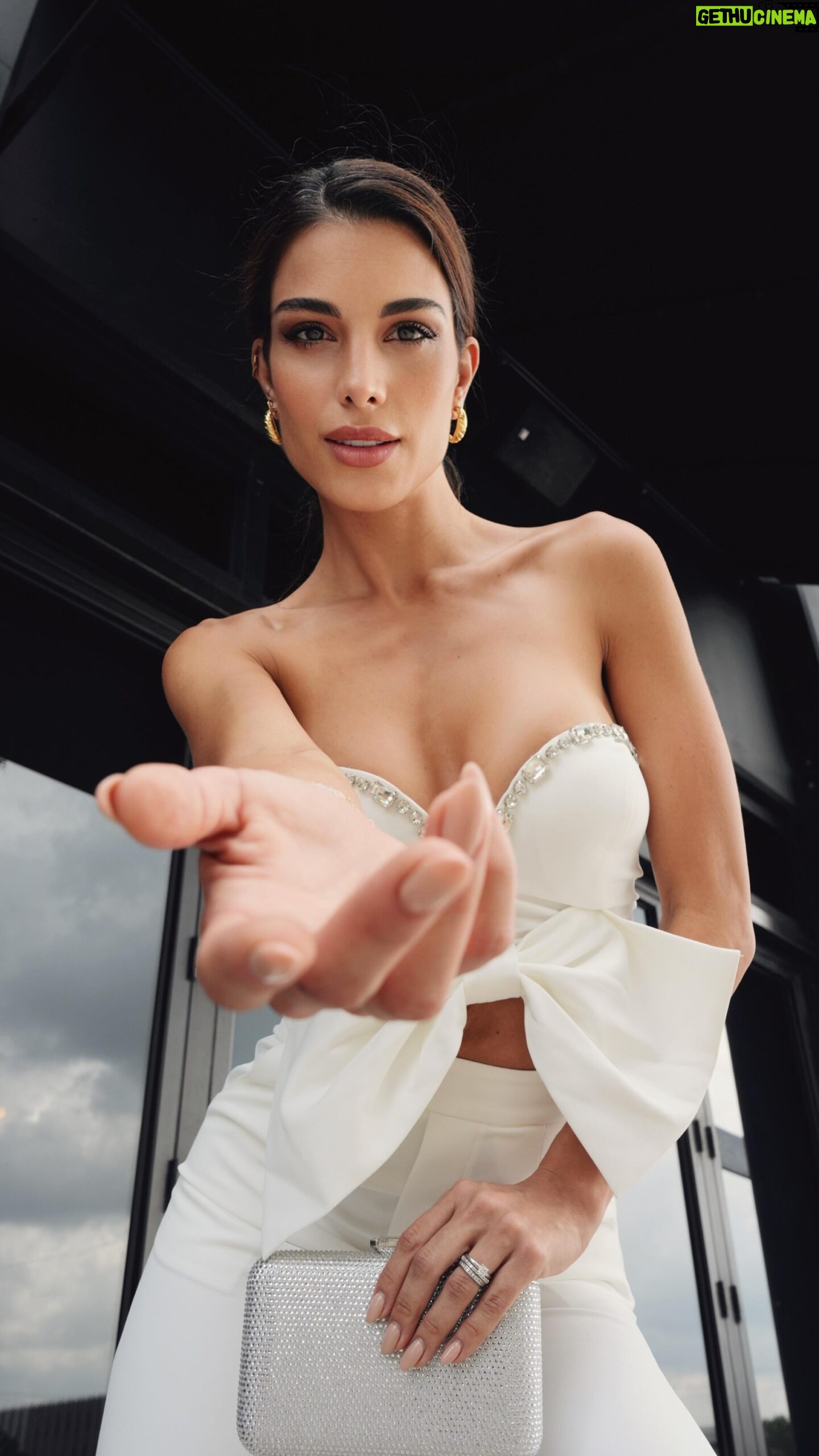 Marjorie Magri Instagram - Like si eres amante del all white ✨ Los looks monocromáticos son, absolutamente, un sí rotundo para reflejar tu atractivo, tu elegancia, tu estilo 🤍 #fashion #allwhite #monochromatic #fashionstore #alomaboutique #boutique #clothes #women #womenclothing #miamistore #miamigirls #totalwhite