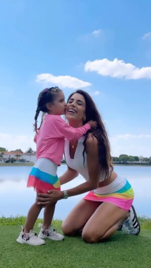 Marjorie Magri Instagram - SI ERES MAMÁ DE UNA NIÑA! 

Guarda este video 💓💫

Porque seguuuurooooo vas a caer en la tentación igual que yo!!!! 

Que mamá no ama vestirme match con su princesa 😍😍😍

@shopluckyinlove 
@luckyinlovekids