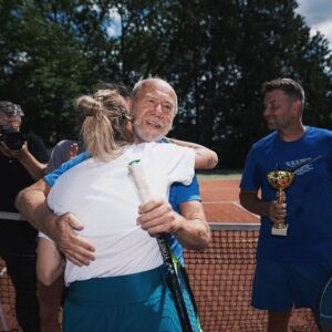 Markéta Vondroušová Instagram - děkujeme za všechno dědo,byl jsi nejvíc🖤🕊️