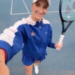 Markéta Vondroušová Instagram - 🤔 Kolik km potrvá, než tě *doběhne cíl*? Poběž s námi už 5. května na @wflworldrun pro dobrou věc! 🫂 ✍️ Zaregistruj se skrz naše ~bio~ #redbull #vamdavakridla #wingsforlife #wingsforlifeworldrun #running #tennis