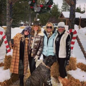 Marla Maples Instagram - 🌟The clock struck midnight & 2023 arrived .. sharing a photo series of Joy along the way! 
Can we make it a time of wonder? 
Can we find the magic in each day, even when it calls us to seek deeply in our hearts to find it? 
There’s a place where magical thoughts and reality meet… 
This where Joy lives✨🌹😘✨
Thank you to all my friends and family who made this holiday so special & so filled with wonder … You’re deeply loved❣️ and thank you God for all these Blessings and those to come ✨🙌✨
 
#snowtime 
#ski 
#2023
#PaxPeak
#2023inspiration
#inspire
#believereceive 
#thankGod
