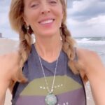 Marla Maples Instagram - People often ask me are things as bad as they appear and what can we do to prepare? I always answer, just speak into the highest good as your words have power as do your thoughts. Hold the vision of the life you want to live and the world you want to see. Surround yourself with friends and community who share that vision and where the love flows. Hold the presence of God at the center of all things and know all will be well 🙌💛🙌 Ps the sea and sand keep taking little gifts… as the earrings I’m wearing here disappeared as I was running and being playful in the high winds. So if my little 🧿 and heart earrings can bring more peace to the tumultuous sea, I’m grateful to have lost them today.