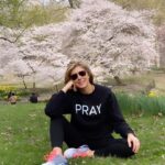 Marla Maples Instagram – 🎶Thought you should know …. your prayers are never wasted 🎶 Even in an upside down world, we find our way right side up 🙌  Yesterday I was feeling the emotions of lifetimes.  As an empath I was feeling the souls and pain of those I crossed paths with along the way.  It was deep, it was raw, and I let the tears flow. 
I’m learning to surrender… to allow the emotions to flow and then find my way back to my breath and let it sooth my heart. 
The park called to me, with my soul friend by my side we embraced the truth, the beauty, and of course became playful in nature. 
Prayers are never wasted 🙏