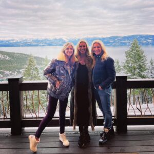 Marla Maples Instagram - 🌟The clock struck midnight & 2023 arrived .. sharing a photo series of Joy along the way! 
Can we make it a time of wonder? 
Can we find the magic in each day, even when it calls us to seek deeply in our hearts to find it? 
There’s a place where magical thoughts and reality meet… 
This where Joy lives✨🌹😘✨
Thank you to all my friends and family who made this holiday so special & so filled with wonder … You’re deeply loved❣️ and thank you God for all these Blessings and those to come ✨🙌✨
 
#snowtime 
#ski 
#2023
#PaxPeak
#2023inspiration
#inspire
#believereceive 
#thankGod