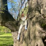 Marla Maples Instagram - Climbing up and rooting deep ✨ What great teachers we have … like this old wise one. A grateful morning moment in Central Park shared with @healing.through.happiness We learned long ago the importance of having fun and sharing our joy🤩 May we all strive to bring our hearts, minds and souls in alignment as we share it with each other. #NYC #central park #treelovers #wellnessjourney