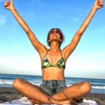 Marla Maples Instagram - Loving my “breath of fire” time. Breathe in and out of your nose rapidly… pumping the air out of your tummy with each exhale and a shorter breathe in for the inhale. In Kundalini yoga it has been called the “ego eradicator” This can help release any stressful or negative energy you’re carrying while oxygenating the body and increasing the lung capacity. As for me, I do it because it feels so good and makes me happy. PS I do eradicate my ego while doing on public beaches. 😂 #theendless #kundaliniyoga #breathe #breatheoffire #wellnessjourney