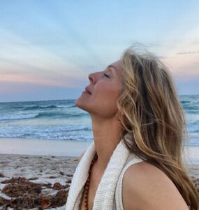 Marla Maples Instagram - I arrived home, just in time for sunset… Feeling the heart of God 💛 Now I await the sunrise of Easter… the time of Resurrection ✝️. Let us feel the Holiness of this moment in time… And walk with a prayer that we can love as Christ loves us. 🙏🙌🙏