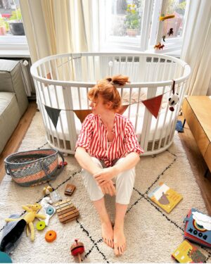 Marleen Lohse Instagram - #Anzeige

„Was habe ich in all den Jahren
Ohne dich eigentlich gemacht
Als Tage noch tagelang waren
Wie hab' ich sie nur rumgebracht?
Ohne Spielzeug zu reparieren
Ohne den Schreck der Nerven zehrt
Ohne mit Dir auf allen Vieren durch's Haus zu traben als dein Pferd?“

Danke #reinhardmey für Deine Zeilen, die ich erst jetzt wirklich verstehe…

und Danke @stokkebaby für den wunderschönen Ruhepol im Alltags-chaos.

#keineruhigeminuteistseitdemmehrfürmichdrin #wiegenlied #stokke #sleepi #❤️