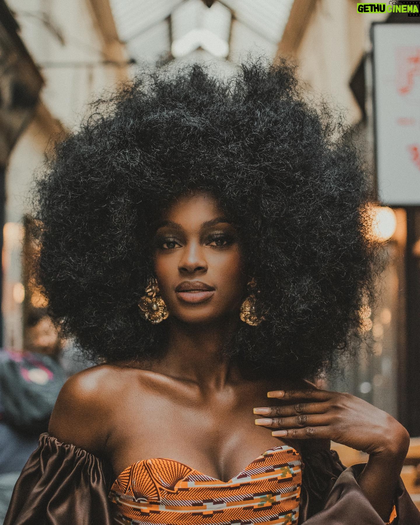 Marlène Kouassi - 18.6K Likes - Sous le ciel de Paris s'envole une chanson...
Parceque l'universalité des cultures est un concept faisant montre d'un rapprochement des peuples vivant aux quatre coins du monde et développant ainsi un sentiment d'appartenance, j'ai pendant mon séjour parisien eu l'occasion de faire cette séance photo mélangeant la culture ivoirienne et française dans une esthétique vintage.
Cela a été l'occasion pour moi de découvrir le passage Jouffroy, une institution parisienne qui fut édifiée en 1841 dans le prolongement du passage des panoramas ainsi que les fabuleux magasins qui l'arpentent.
Le coeur de Paris, c'est une fleur, Une fleur d'amour si jolie Que l'on garde dans son coeur, Que l'on aime pour la vie.
Excellente fin de semaine
DA et 📸 : @lemondevintagedekader
Hair : @raph_metamorphose
Make-up : @iamxcleo