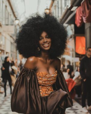 Marlène Kouassi Instagram - Sous le ciel de Paris s'envole une chanson...

Parceque l'universalité des cultures est un concept faisant montre d'un rapprochement des peuples vivant aux quatre coins du monde et développant ainsi un sentiment d'appartenance, j'ai pendant mon séjour parisien eu l'occasion de faire cette séance photo mélangeant la culture ivoirienne et française dans une esthétique vintage. 

Cela a été l'occasion pour moi de découvrir le passage Jouffroy, une institution parisienne qui fut édifiée en 1841 dans le prolongement du passage des panoramas ainsi que les fabuleux magasins qui l'arpentent.

Le coeur de Paris, c'est une fleur, Une fleur d'amour si jolie Que l'on garde dans son coeur, Que l'on aime pour la vie.

Excellente fin de semaine 

DA et 📸 : @lemondevintagedekader

Hair : @raph_metamorphose

Make-up : @iamxcleo