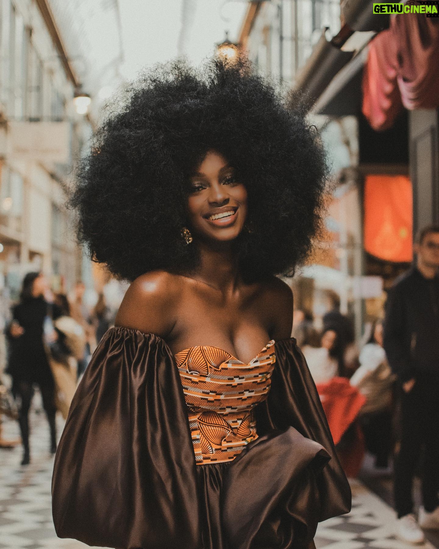 Marlène Kouassi - 18.6K Likes - Sous le ciel de Paris s'envole une chanson...
Parceque l'universalité des cultures est un concept faisant montre d'un rapprochement des peuples vivant aux quatre coins du monde et développant ainsi un sentiment d'appartenance, j'ai pendant mon séjour parisien eu l'occasion de faire cette séance photo mélangeant la culture ivoirienne et française dans une esthétique vintage.
Cela a été l'occasion pour moi de découvrir le passage Jouffroy, une institution parisienne qui fut édifiée en 1841 dans le prolongement du passage des panoramas ainsi que les fabuleux magasins qui l'arpentent.
Le coeur de Paris, c'est une fleur, Une fleur d'amour si jolie Que l'on garde dans son coeur, Que l'on aime pour la vie.
Excellente fin de semaine
DA et 📸 : @lemondevintagedekader
Hair : @raph_metamorphose
Make-up : @iamxcleo
