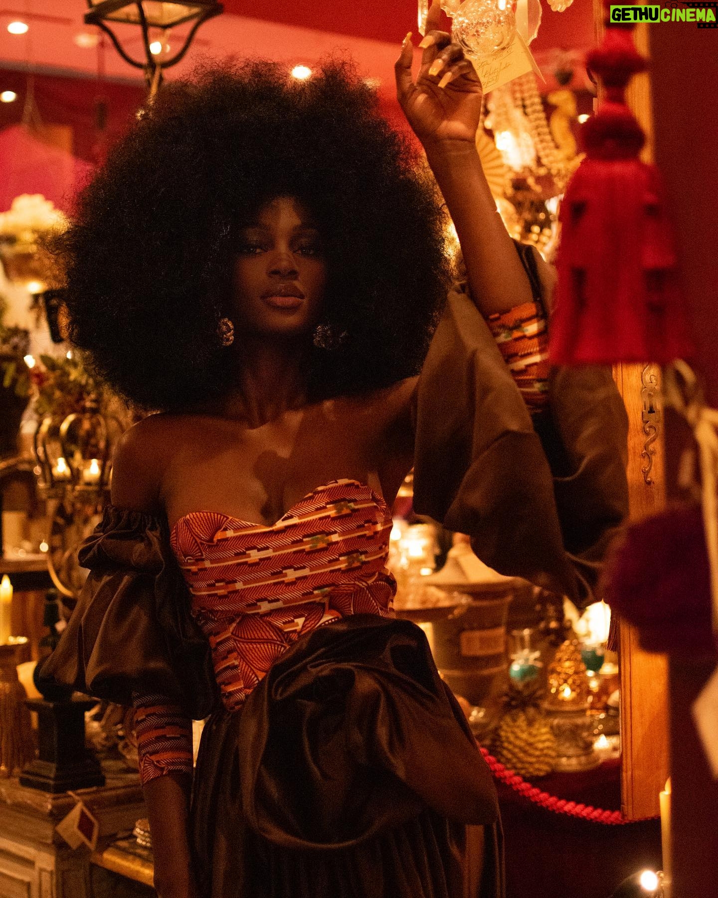 Marlène Kouassi - 18.6K Likes - Sous le ciel de Paris s'envole une chanson...
Parceque l'universalité des cultures est un concept faisant montre d'un rapprochement des peuples vivant aux quatre coins du monde et développant ainsi un sentiment d'appartenance, j'ai pendant mon séjour parisien eu l'occasion de faire cette séance photo mélangeant la culture ivoirienne et française dans une esthétique vintage.
Cela a été l'occasion pour moi de découvrir le passage Jouffroy, une institution parisienne qui fut édifiée en 1841 dans le prolongement du passage des panoramas ainsi que les fabuleux magasins qui l'arpentent.
Le coeur de Paris, c'est une fleur, Une fleur d'amour si jolie Que l'on garde dans son coeur, Que l'on aime pour la vie.
Excellente fin de semaine
DA et 📸 : @lemondevintagedekader
Hair : @raph_metamorphose
Make-up : @iamxcleo