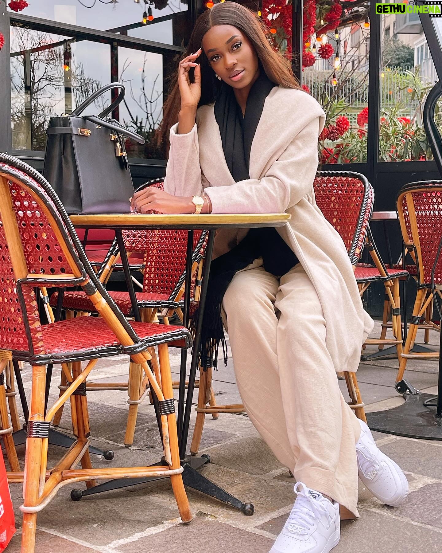 Marlène Kouassi - 6K Likes - Il faut toujours croire au soleil, parce qu’il reviendra toujours.
📸: @armel_dubleu 😌