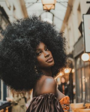 Marlène Kouassi Instagram - Sous le ciel de Paris s'envole une chanson...

Parceque l'universalité des cultures est un concept faisant montre d'un rapprochement des peuples vivant aux quatre coins du monde et développant ainsi un sentiment d'appartenance, j'ai pendant mon séjour parisien eu l'occasion de faire cette séance photo mélangeant la culture ivoirienne et française dans une esthétique vintage. 

Cela a été l'occasion pour moi de découvrir le passage Jouffroy, une institution parisienne qui fut édifiée en 1841 dans le prolongement du passage des panoramas ainsi que les fabuleux magasins qui l'arpentent.

Le coeur de Paris, c'est une fleur, Une fleur d'amour si jolie Que l'on garde dans son coeur, Que l'on aime pour la vie.

Excellente fin de semaine 

DA et 📸 : @lemondevintagedekader

Hair : @raph_metamorphose

Make-up : @iamxcleo