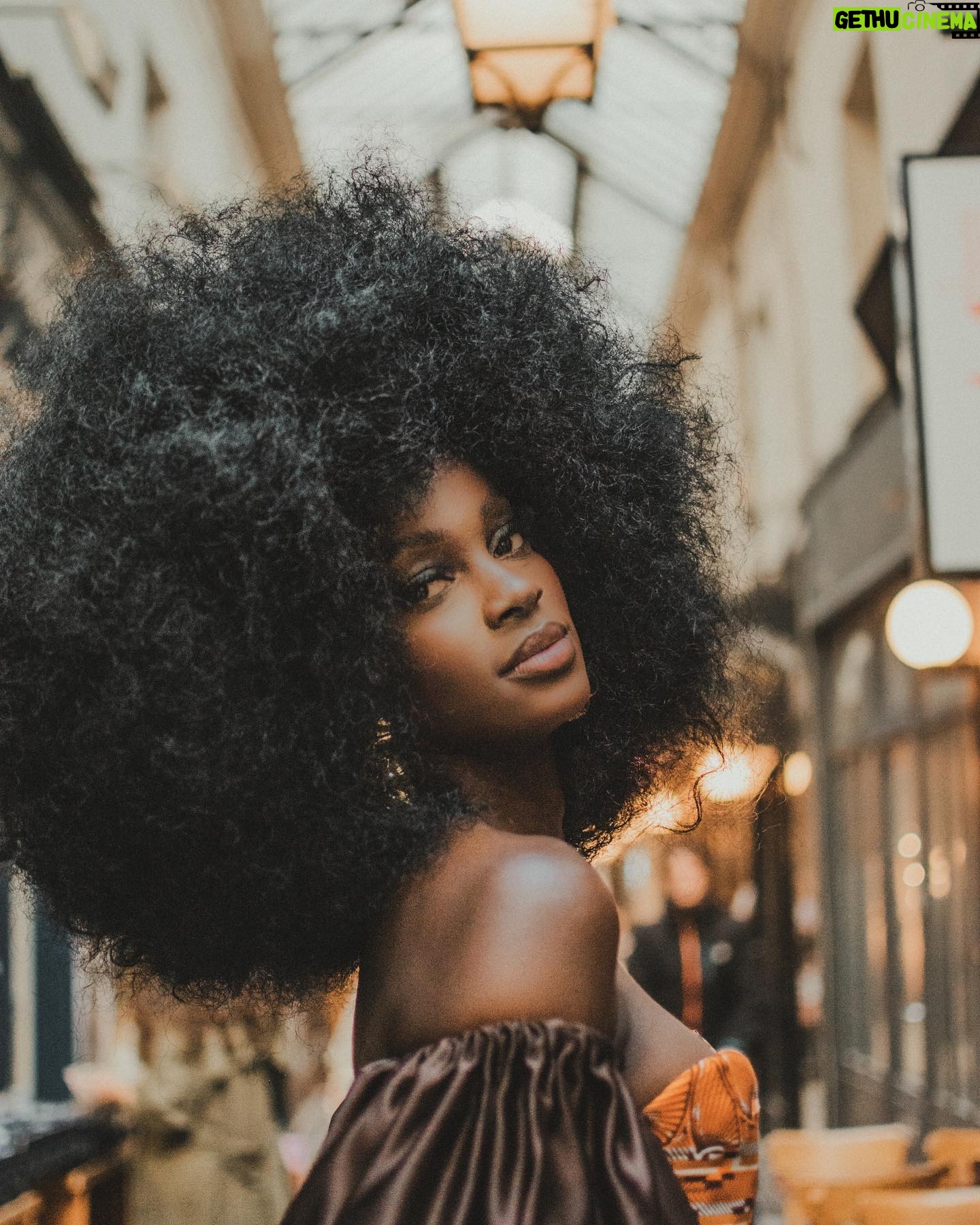 Marlène Kouassi - 18.6K Likes - Sous le ciel de Paris s'envole une chanson...
Parceque l'universalité des cultures est un concept faisant montre d'un rapprochement des peuples vivant aux quatre coins du monde et développant ainsi un sentiment d'appartenance, j'ai pendant mon séjour parisien eu l'occasion de faire cette séance photo mélangeant la culture ivoirienne et française dans une esthétique vintage.
Cela a été l'occasion pour moi de découvrir le passage Jouffroy, une institution parisienne qui fut édifiée en 1841 dans le prolongement du passage des panoramas ainsi que les fabuleux magasins qui l'arpentent.
Le coeur de Paris, c'est une fleur, Une fleur d'amour si jolie Que l'on garde dans son coeur, Que l'on aime pour la vie.
Excellente fin de semaine
DA et 📸 : @lemondevintagedekader
Hair : @raph_metamorphose
Make-up : @iamxcleo