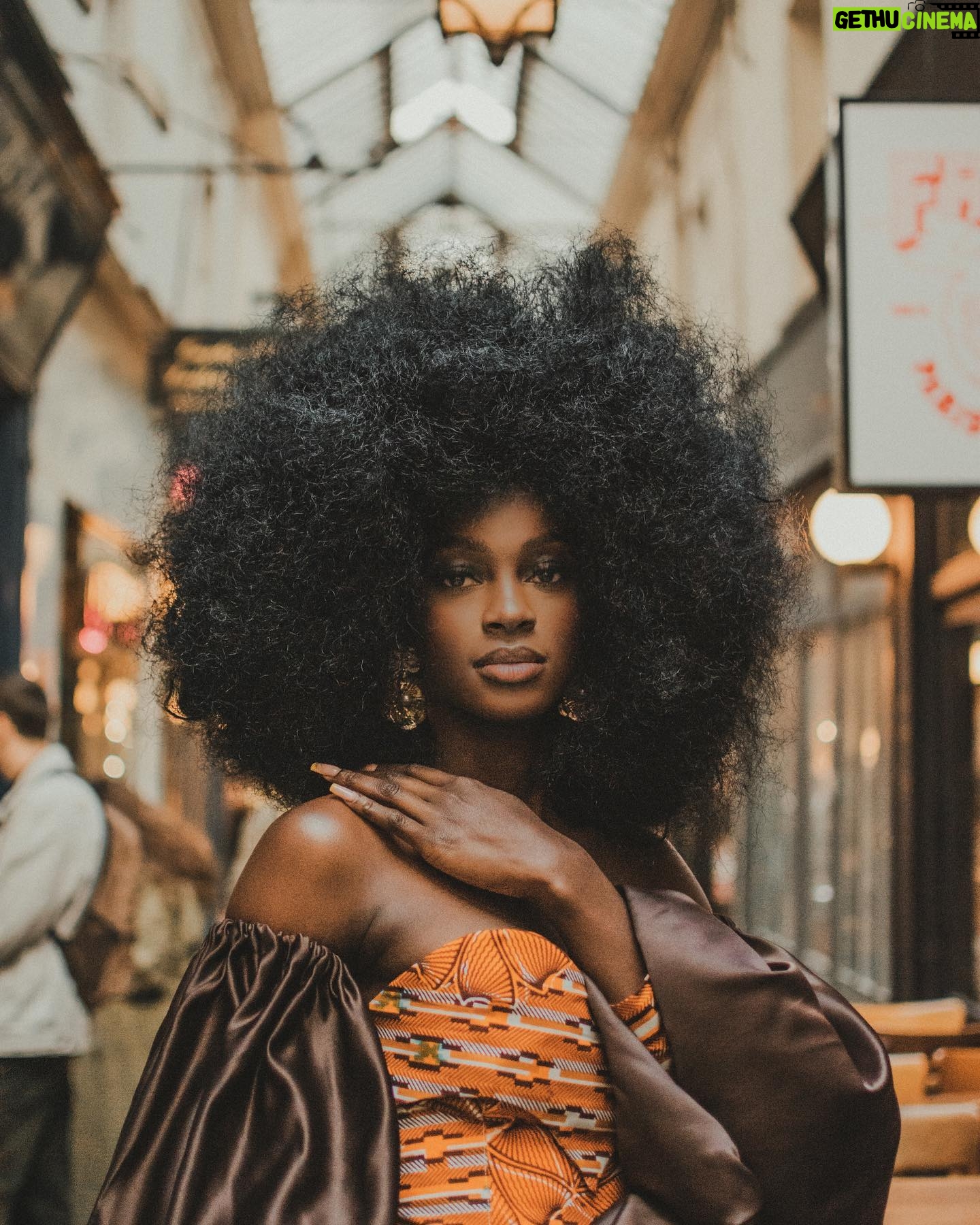 Marlène Kouassi - 18.6K Likes - Sous le ciel de Paris s'envole une chanson...
Parceque l'universalité des cultures est un concept faisant montre d'un rapprochement des peuples vivant aux quatre coins du monde et développant ainsi un sentiment d'appartenance, j'ai pendant mon séjour parisien eu l'occasion de faire cette séance photo mélangeant la culture ivoirienne et française dans une esthétique vintage.
Cela a été l'occasion pour moi de découvrir le passage Jouffroy, une institution parisienne qui fut édifiée en 1841 dans le prolongement du passage des panoramas ainsi que les fabuleux magasins qui l'arpentent.
Le coeur de Paris, c'est une fleur, Une fleur d'amour si jolie Que l'on garde dans son coeur, Que l'on aime pour la vie.
Excellente fin de semaine
DA et 📸 : @lemondevintagedekader
Hair : @raph_metamorphose
Make-up : @iamxcleo