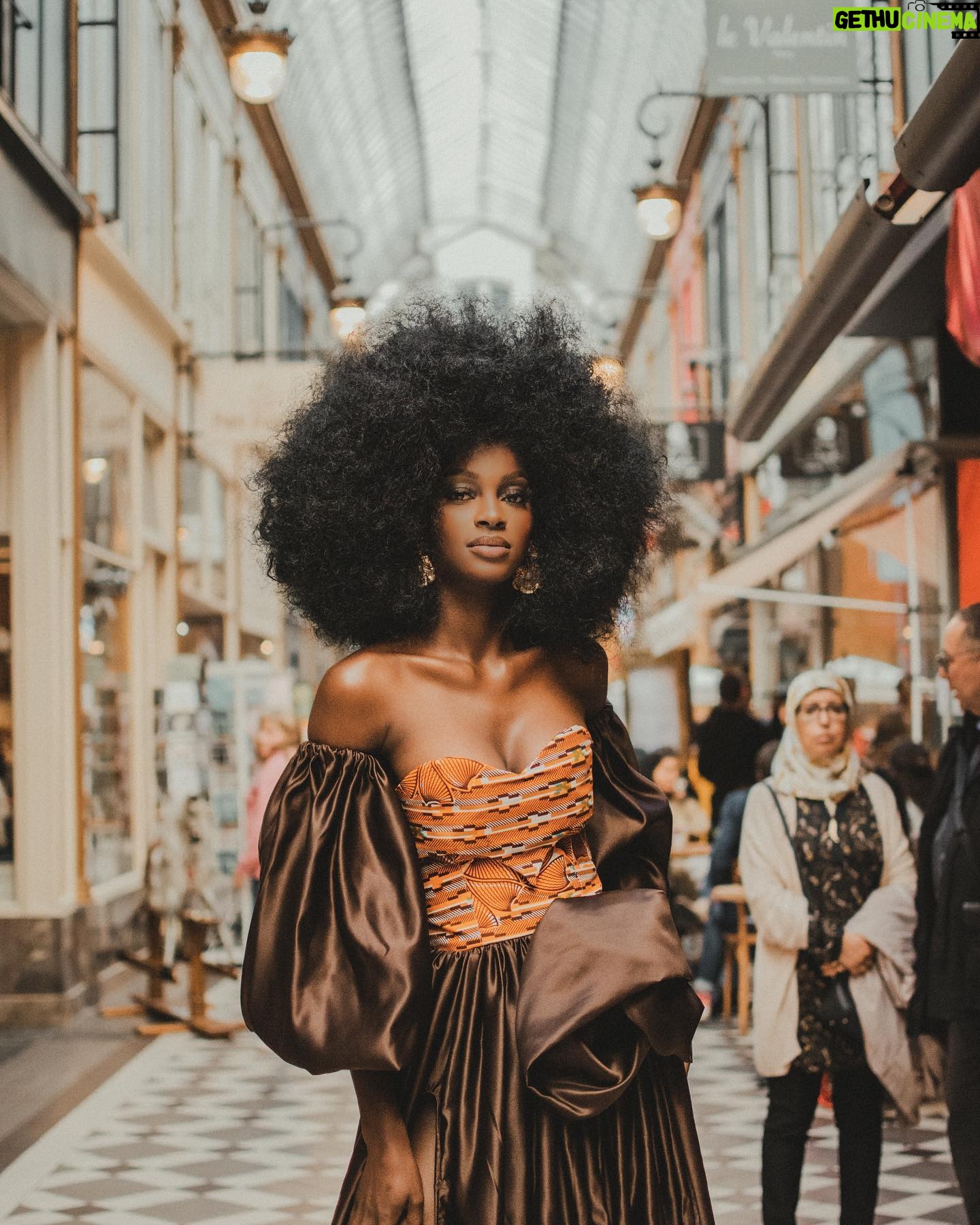 Marlène Kouassi - 18.6K Likes - Sous le ciel de Paris s'envole une chanson...
Parceque l'universalité des cultures est un concept faisant montre d'un rapprochement des peuples vivant aux quatre coins du monde et développant ainsi un sentiment d'appartenance, j'ai pendant mon séjour parisien eu l'occasion de faire cette séance photo mélangeant la culture ivoirienne et française dans une esthétique vintage.
Cela a été l'occasion pour moi de découvrir le passage Jouffroy, une institution parisienne qui fut édifiée en 1841 dans le prolongement du passage des panoramas ainsi que les fabuleux magasins qui l'arpentent.
Le coeur de Paris, c'est une fleur, Une fleur d'amour si jolie Que l'on garde dans son coeur, Que l'on aime pour la vie.
Excellente fin de semaine
DA et 📸 : @lemondevintagedekader
Hair : @raph_metamorphose
Make-up : @iamxcleo