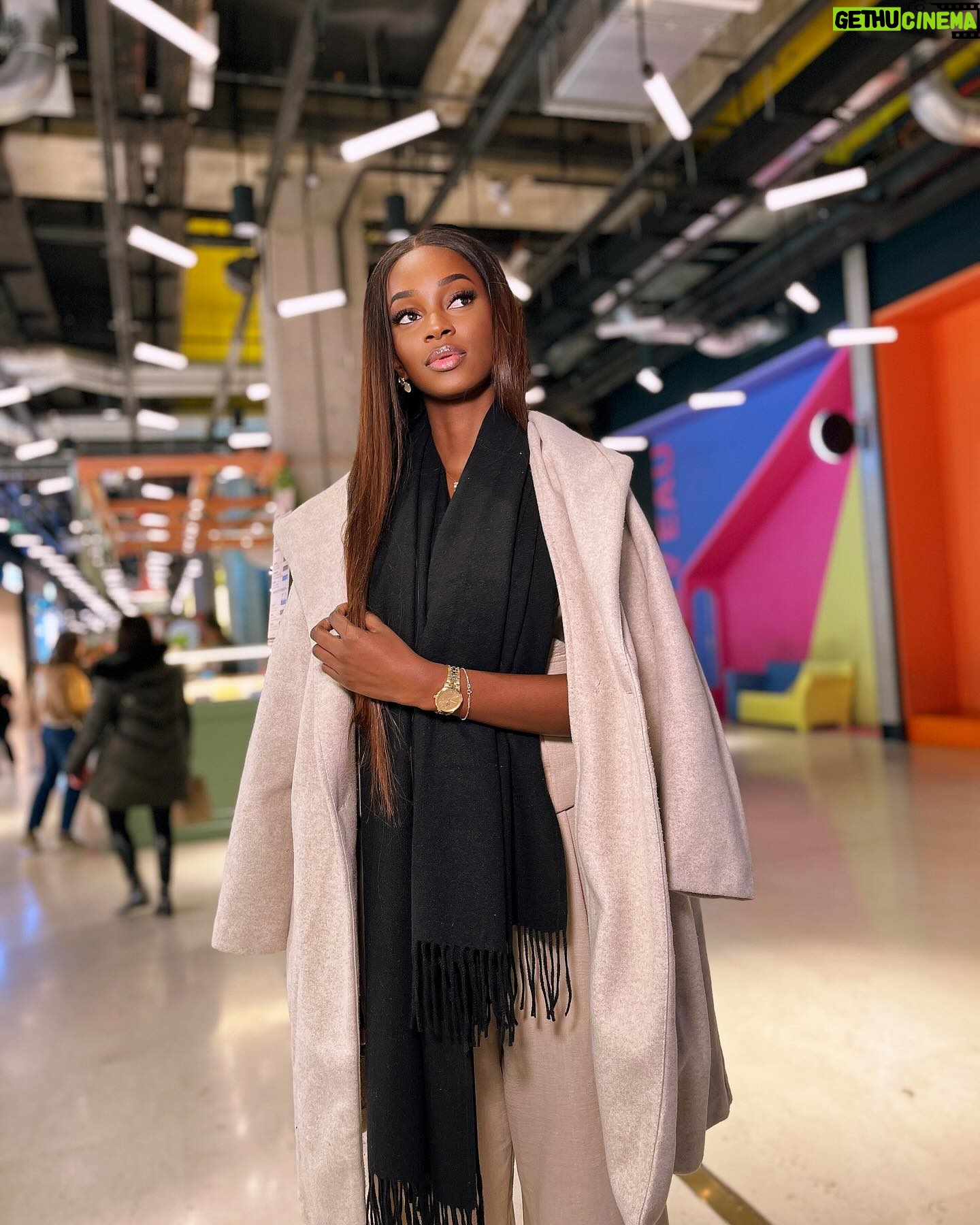 Marlène Kouassi - 6K Likes - Il faut toujours croire au soleil, parce qu’il reviendra toujours.
📸: @armel_dubleu 😌