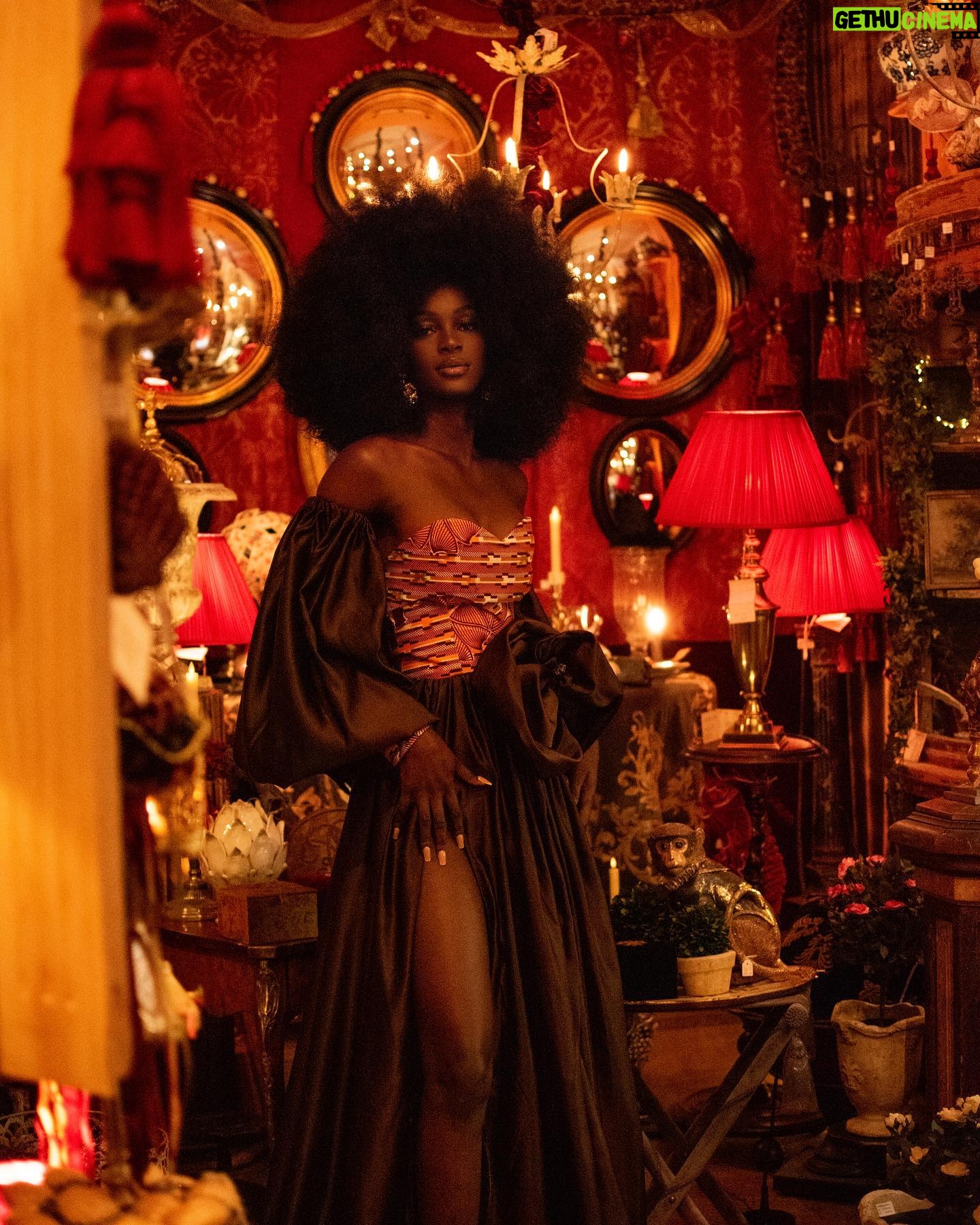 Marlène Kouassi - 18.6K Likes - Sous le ciel de Paris s'envole une chanson...
Parceque l'universalité des cultures est un concept faisant montre d'un rapprochement des peuples vivant aux quatre coins du monde et développant ainsi un sentiment d'appartenance, j'ai pendant mon séjour parisien eu l'occasion de faire cette séance photo mélangeant la culture ivoirienne et française dans une esthétique vintage.
Cela a été l'occasion pour moi de découvrir le passage Jouffroy, une institution parisienne qui fut édifiée en 1841 dans le prolongement du passage des panoramas ainsi que les fabuleux magasins qui l'arpentent.
Le coeur de Paris, c'est une fleur, Une fleur d'amour si jolie Que l'on garde dans son coeur, Que l'on aime pour la vie.
Excellente fin de semaine
DA et 📸 : @lemondevintagedekader
Hair : @raph_metamorphose
Make-up : @iamxcleo