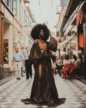 Marlène Kouassi Instagram - Sous le ciel de Paris s'envole une chanson...

Parceque l'universalité des cultures est un concept faisant montre d'un rapprochement des peuples vivant aux quatre coins du monde et développant ainsi un sentiment d'appartenance, j'ai pendant mon séjour parisien eu l'occasion de faire cette séance photo mélangeant la culture ivoirienne et française dans une esthétique vintage. 

Cela a été l'occasion pour moi de découvrir le passage Jouffroy, une institution parisienne qui fut édifiée en 1841 dans le prolongement du passage des panoramas ainsi que les fabuleux magasins qui l'arpentent.

Le coeur de Paris, c'est une fleur, Une fleur d'amour si jolie Que l'on garde dans son coeur, Que l'on aime pour la vie.

Excellente fin de semaine 

DA et 📸 : @lemondevintagedekader

Hair : @raph_metamorphose

Make-up : @iamxcleo