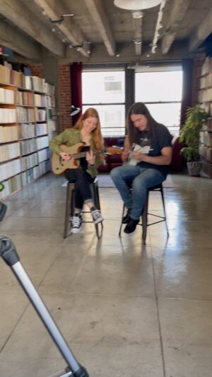 Marlhy Murphy Instagram - “one chance” but acoustic lol🧡