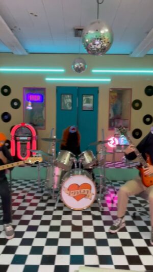 Marlhy Murphy Instagram - on this episode of #sundaydrumday ✨drumming blindfolded✨#drummer ⚒️