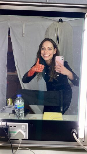 Marlo Kelly Instagram - Tatiana’s aren’t made over night. 💫

Had so much fun working with the incredible @3bodyproblem stunt team. They taught me so much and I loved every minute. Thank you for helping build this fierce creature. ♥️

*All prop firearms & weaponry