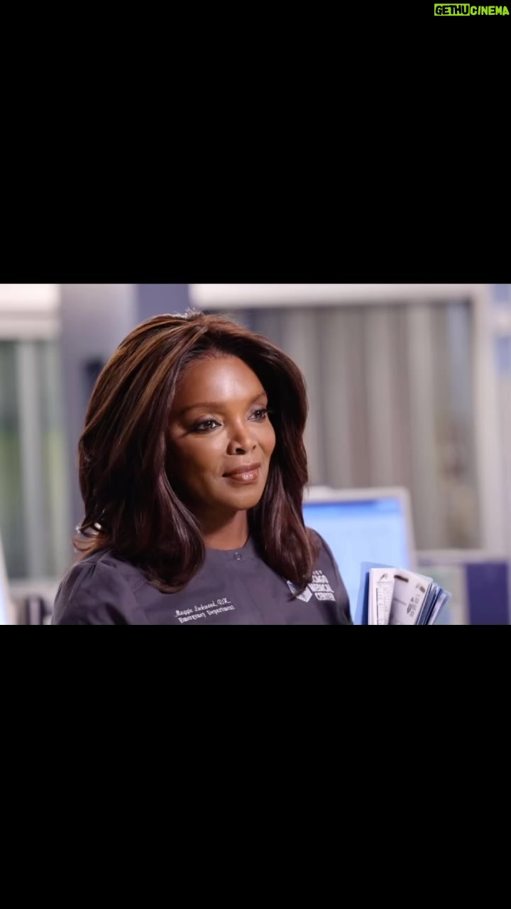 Marlyne Barrett Instagram - Ya’ll ready for what’s coming? @nbconechicago Wednesday’s! Let’s go! #onechicago #chicagomed @wolfentertainment