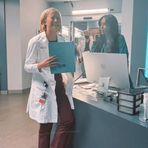 Marlyne Barrett Instagram - Me & SCHRAMY! @jschramer Take your best guess at what’s happening here! Too much fun! #onset #captionthis