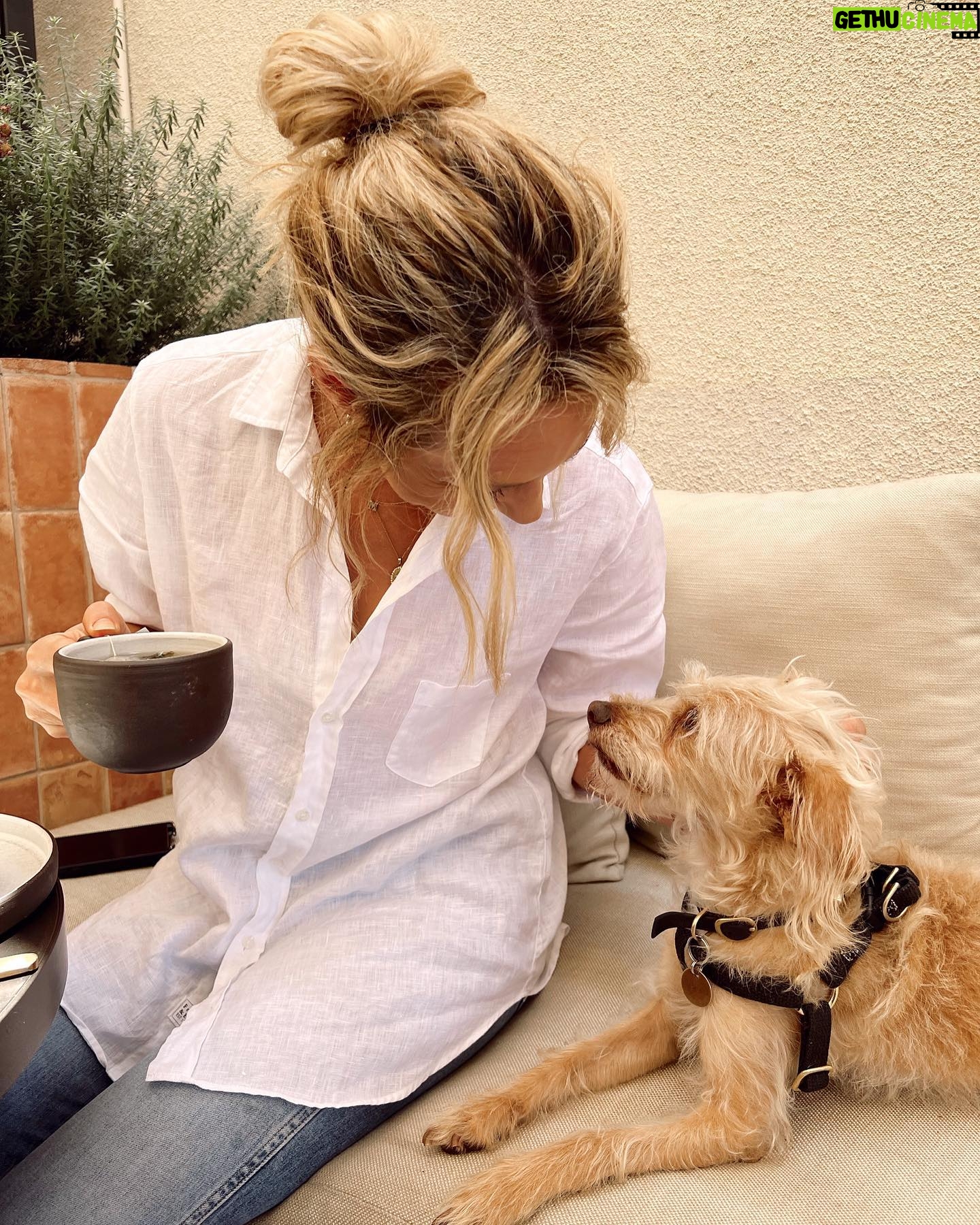 Marnie Alton Instagram - Some days are just about being grateful for the little things. Summer sun the perfect @frankandeileen linen button down my bff = it’s Friday I’m in love🤍 Lately I’ve been spending more time getting rid of clutter…in my mind, body & home. I can’t tell you how many times I’ve opened my crammed closet & thought ‘there’s nothing to wear’. How is that even possible?! I’ve decided to try focusing on fewer pieces that actually make me feel good every time I put them on, rather than the hundred things I’m keeping to wear ‘someday’. It’s been cool finding companies like @frankandeileen who make clothes that feel special but also so easy! Can I get a 🙌🙌 for a woman-owned, woman-led, B corp certified company focused on sustainability & paying it forward. Bonus: every piece is 100% WASHABLE which just might be my favorite part. 15% off with MARNIE15 ✨ #frankandeileen