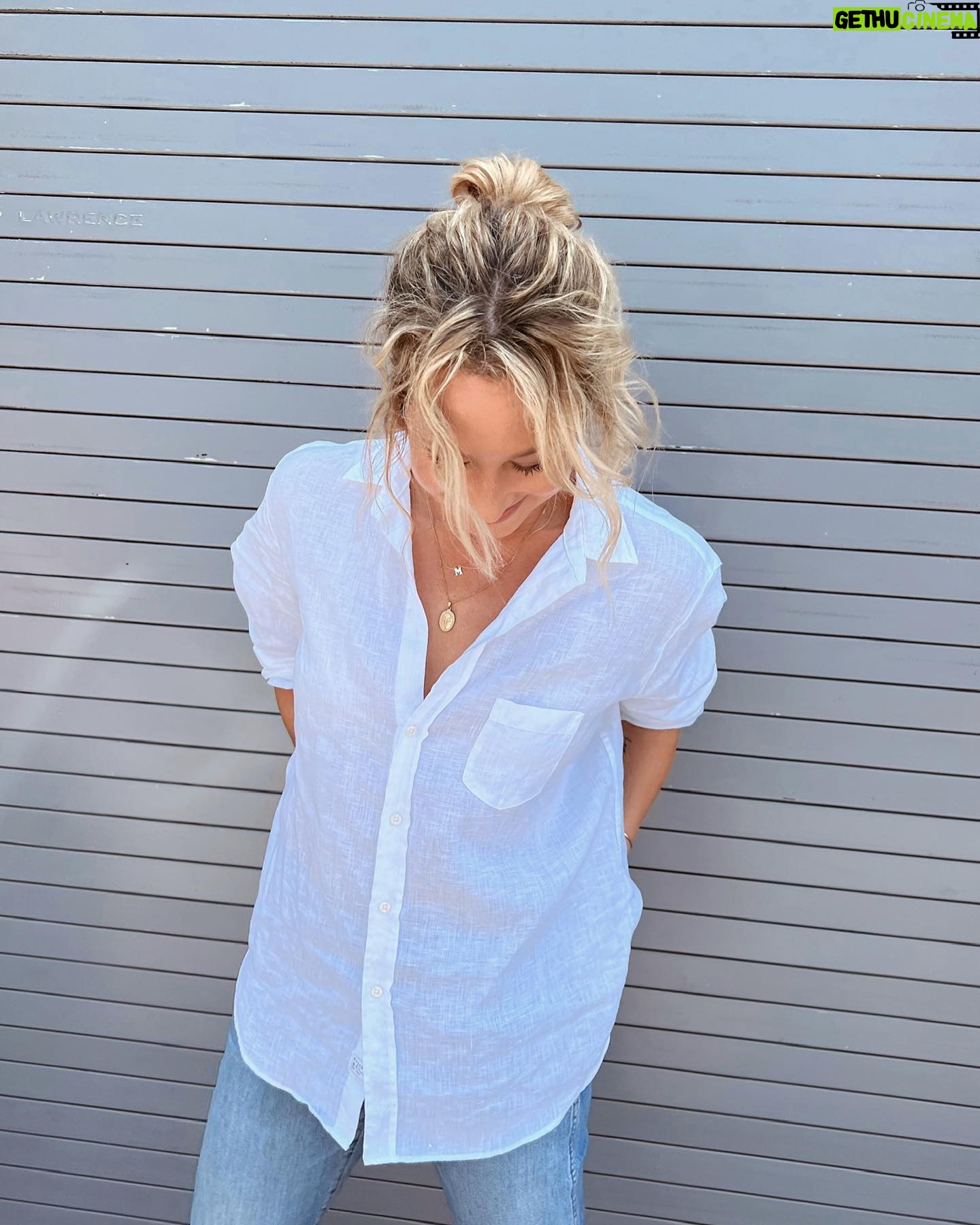 Marnie Alton Instagram - Some days are just about being grateful for the little things. Summer sun the perfect @frankandeileen linen button down my bff = it’s Friday I’m in love🤍 Lately I’ve been spending more time getting rid of clutter…in my mind, body & home. I can’t tell you how many times I’ve opened my crammed closet & thought ‘there’s nothing to wear’. How is that even possible?! I’ve decided to try focusing on fewer pieces that actually make me feel good every time I put them on, rather than the hundred things I’m keeping to wear ‘someday’. It’s been cool finding companies like @frankandeileen who make clothes that feel special but also so easy! Can I get a 🙌🙌 for a woman-owned, woman-led, B corp certified company focused on sustainability & paying it forward. Bonus: every piece is 100% WASHABLE which just might be my favorite part. 15% off with MARNIE15 ✨ #frankandeileen