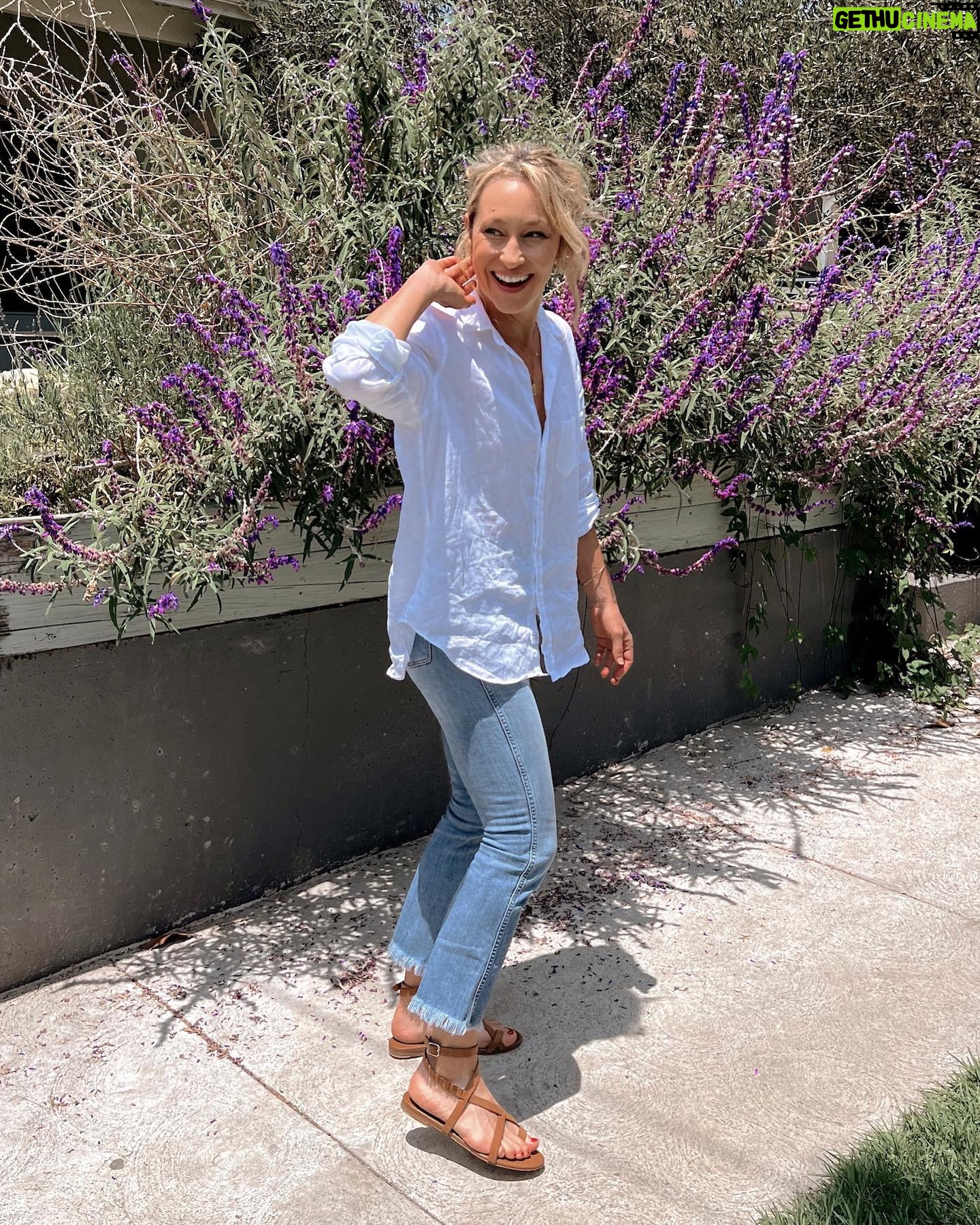 Marnie Alton Instagram - Some days are just about being grateful for the little things. Summer sun the perfect @frankandeileen linen button down my bff = it’s Friday I’m in love🤍 Lately I’ve been spending more time getting rid of clutter…in my mind, body & home. I can’t tell you how many times I’ve opened my crammed closet & thought ‘there’s nothing to wear’. How is that even possible?! I’ve decided to try focusing on fewer pieces that actually make me feel good every time I put them on, rather than the hundred things I’m keeping to wear ‘someday’. It’s been cool finding companies like @frankandeileen who make clothes that feel special but also so easy! Can I get a 🙌🙌 for a woman-owned, woman-led, B corp certified company focused on sustainability & paying it forward. Bonus: every piece is 100% WASHABLE which just might be my favorite part. 15% off with MARNIE15 ✨ #frankandeileen