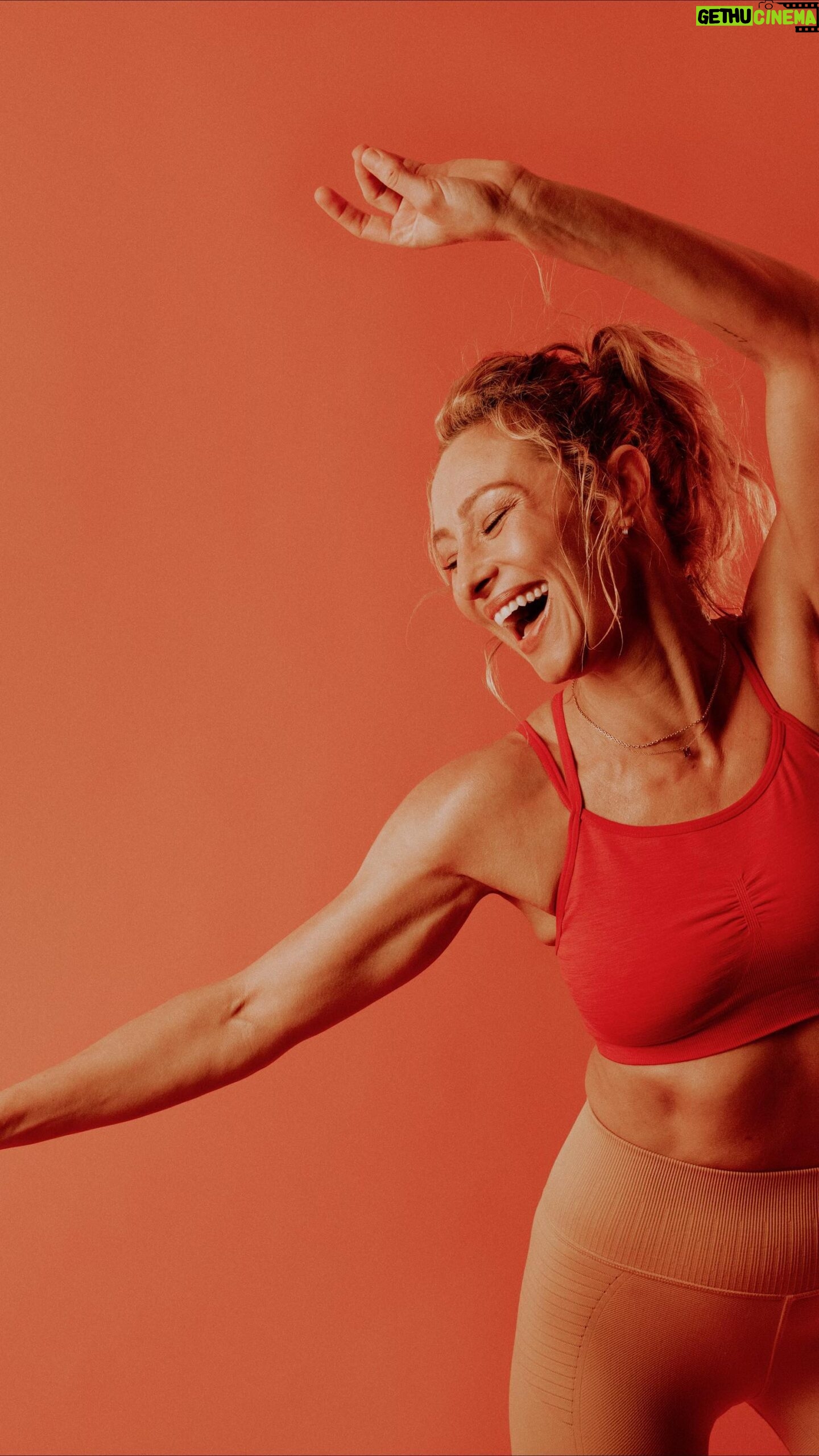 Marnie Alton Instagram - Are you coming to our next irl class here in LA on 9/18/22?! There’s not much I love more than getting into a room with all of you, turning up the music & sweating it out…for one hour it’s like the rest of the world (& all the stress) just disappears. Can’t wait to do it again here in LA on 9/18/22!!! We’re already close to selling out (there are only 5 spots left). Sign up now! Link in my profile. Can’t freaking wait to see you!!! I’m literally putting X’s on my calendar! 🔥❤️💦 #mbodyglobalfam #barreworkout #togetheragain