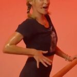 Marnie Alton Instagram - That moment in class when the beat drops and it’s just too good 😏 #mbodyglobalfam #danceitout #barreworkout