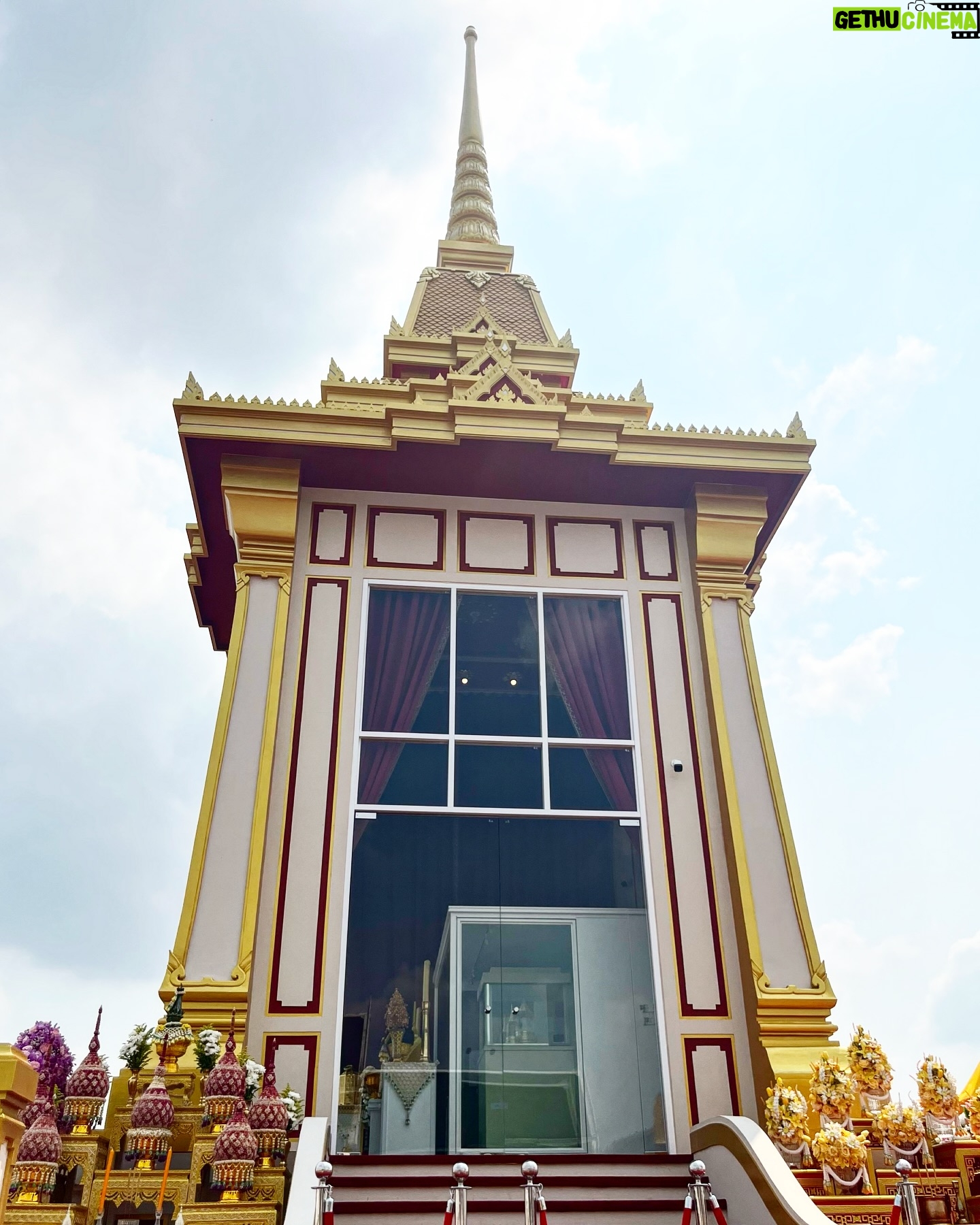 Marsha Vadhanapanich Instagram - ข้าพเจ้าได้ไปกราบสักการะพระบรมสารีริกธาตุ และ พระอรหันตธาตุพระสารีบุตร และ พระโมคคัลลานะ ณ ท้องสนามหลวง ซึ่งถือเป็นบุญ และการตัดสินใจด้วยตัวเองอย่างเต็มใจ และนี่เป็นครั้งแรกในประวัติศาสตร์ไทยที่ได้อัญเชิญจากสาธารณรัฐอินเดีย มาประเทศไทย และได้กราบไหว้สถานที่ศักดิ์สิทธิ์คู่บ้านคู่เมืองไปด้วยในวันนั้นทั้งวั้นเป็นเวลาเกือบ๖ชัั่วโมง 🙏🏻🙏🏻🙏🏻ขอ สาธุ อนุโมทนาบุญ ที่ได้มีโอกาสนี้ในชีวิตนี้ ของข้าพเจ้า Marsha Vadhanapanich (มาร์ชา วัฒนพานิช) จะจดจำไว้ตลอดชีวิต มิได้หวังสิ่งใด ในการเป็นพุทธศาสนิกชน ได้มาสักการะถือเป็นบุญแล้วและโอกาสแบบนี้จะมีอีกหรือในภพชาตินี้ที่ข้าพเจ้าเกิดมาก็หาทราบได้ ขอประเทศไทย คนไทย จงรัก และสมานสามัคคีกัน และรวมถึงคนทุกคนบนโลกใบนี้ไม่ว่าชาติใด พลังจากที่เราต่างสวดมนตร์จงส่งผลให้ คน, และสรรพสัตว์ทั้งหลาย จงเป็นสุขนานเท่านาน… 2/3/2567 #พระบรมสารีริกธาตุ #marshairis