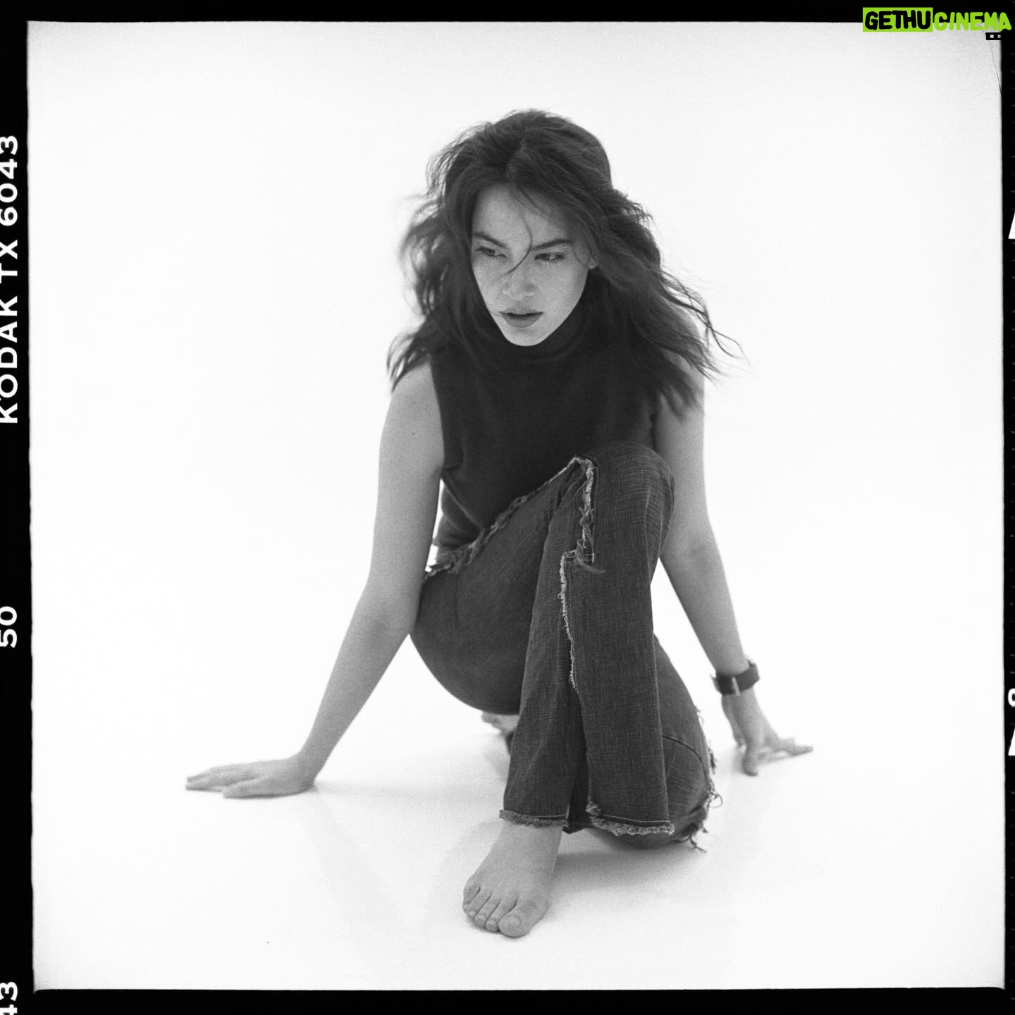 Marsha Vadhanapanich Instagram - น้าชำนิ ฝากภาพที่น้าชำถ่ายช่าตอนนั้นอายุ20ปลายๆมั้ง ให้พี่ใหม่รัชดา ช่างผมคนสวยส่งมาให้ช่า ช่าเห็นละนึกถึงตอนตัวเองบ้าถ่าย ฟิลม์กล้องขาว ดำอย่างเดียวไม่มีสี เรียนตั้งแต่่ใส่ฟิล์มเอง ล้างเอง ตั้งแสงกล้องเอง เป็นฟิล์ม แท้ เรียนนานจนหลงใหลจะทำสตูดิโอเองเลย ❤️ ติดว่างานเยอะ เรียนละก็หายไปทำละครบ้าง อั้ลบั้มบ้าง ช่วงนั้นรู้สึกตัวเองอิสระ ไม่ต้องมาคอยลงไอจี เฟสบุ๊ค คิดถึงก็ไปหากันเจอกันเลยใช้ชีวิตแบบ อยากเรียนอะไรก็เรียน ชอบงาน Art วาดรูป เย็บผ้า เพ็นท์แก้ว อีกหลายอย่าง แยอะ ชอบงาน Art จน Ai เข้ามา เริ่มไม่ธรรมชาติละ ชอบตอนเขียนจดหมายตอบแฟนคลับ ขอบคุณน้าชำนินะครับ บอกให้ช่าไปเรียนฟิล์มขาวดำ จนช่าไปใช้ใน concert Marsha my Refrection จัดนิทัศการเอาภาพขาวดำช่า ที่อาจารย์สอน มาถ่ายในงาน concert ทั้งงาน ตั้งแต่ซ้อมจนเล่นจริง ละเราก็เอาภาพขาวดำช่าเองมาประมูล ได้เงินก็ไปบริจาคตามที่ต่างๆหลายที่เลย ทีลำบาก ได้หลายทีอยู่ ถ่ายรูปขาวดำเเบบนี้ช่าชอบเพราะไม่ต้องมองสี มองแต่ทางแสงเพราะทุกอย่างในโลกสายตาช่าตอนนั้นไม่คิดถึงสี มองหาแต่่ทางแสง ทุกอย่างทีมองสมองเห็น และจินตนาการภาพที่จะถ่ายคือขาวดำหมด เปิดหน้ากล้องให้ดีด้วย รับแสงมากก็จ้าไป ไม่งั้นก็มืดไป แต่่ที่น่าเสียดายกว่าคือ ตอนนี้ไม่รู้สึกสนุกเท่าตอนนั้น ทุกอย่างมันเร็วไปหมดละ สะดวกสบายไปซะเกินไป เมื่อก่อนล้างภาพในห้องแดงรอภาพขึ้นจะออกมาเป็นไง ลุ้นสุด หลังล้างน้ำยาภาพจะขึ้นขาวดำ บางอันมืดมาก บางอันสวยก็มีอยู่ เคยลงให้ดูเหมือนกัน แต่ลบไป คนเราพัฒนาการมาเรื่อยๆสุดท้ายไม่เจอเส้นพอ ก็จะเจอเส้นพัง 📸🌿🍀🌼🌹💃🕺🏻🎼เพราะมนุษย์หยุดไม่เป็น เราอาจเจอเส้นพอดีกับชีวิตแล้วแต่เราไม่หยุด ก็สร้างก็อะไรไปเรื่อยจนถึงจุดที่ มันสบายเกินจำเป็นไปแล้ว มาถึงขนาด หายใจกันไม่ได้ด้วยการก่อสร้าง ฝุ่นละออง ก็คิดเอาละกัน หายใจก็ผิดแล้วทกวันนี้ จะอยู่กันไงหายใจนีเรื่องใหญ่มาก pm 2.5 เขามาแล้วไง อะโควิดก็มาด้วย ต่อไปจะอะไร สบายแต่่กลับอยู่ยากขึ้น ที่พูดเยอะก็เห็นมาหลายอย่าง ยังคงคิดว่าความสบายมากไปเริ่มมากับอันตรายละหล่ะ ลองใครยิงนิวเคลียร์สักประเทศนึง ที่เหลือไม่ต้องถามละ ทุกอย่าง ได้อะไรมา ก็ต้องมีเสียอะไรไป ❤️🌎 สงสารโลกเราจัง🌹💐🌾☘️🌿🎋🍂🎍🍁🌷🪴🌺💐🌾🌻⭐️🌈 #marshairis