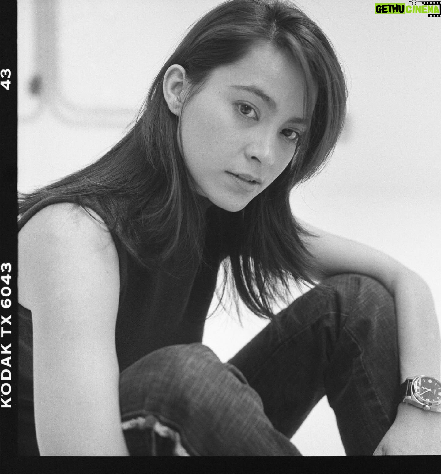 Marsha Vadhanapanich Instagram - น้าชำนิ ฝากภาพที่น้าชำถ่ายช่าตอนนั้นอายุ20ปลายๆมั้ง ให้พี่ใหม่รัชดา ช่างผมคนสวยส่งมาให้ช่า ช่าเห็นละนึกถึงตอนตัวเองบ้าถ่าย ฟิลม์กล้องขาว ดำอย่างเดียวไม่มีสี เรียนตั้งแต่่ใส่ฟิล์มเอง ล้างเอง ตั้งแสงกล้องเอง เป็นฟิล์ม แท้ เรียนนานจนหลงใหลจะทำสตูดิโอเองเลย ❤️ ติดว่างานเยอะ เรียนละก็หายไปทำละครบ้าง อั้ลบั้มบ้าง ช่วงนั้นรู้สึกตัวเองอิสระ ไม่ต้องมาคอยลงไอจี เฟสบุ๊ค คิดถึงก็ไปหากันเจอกันเลยใช้ชีวิตแบบ อยากเรียนอะไรก็เรียน ชอบงาน Art วาดรูป เย็บผ้า เพ็นท์แก้ว อีกหลายอย่าง แยอะ ชอบงาน Art จน Ai เข้ามา เริ่มไม่ธรรมชาติละ ชอบตอนเขียนจดหมายตอบแฟนคลับ ขอบคุณน้าชำนินะครับ บอกให้ช่าไปเรียนฟิล์มขาวดำ จนช่าไปใช้ใน concert Marsha my Refrection จัดนิทัศการเอาภาพขาวดำช่า ที่อาจารย์สอน มาถ่ายในงาน concert ทั้งงาน ตั้งแต่ซ้อมจนเล่นจริง ละเราก็เอาภาพขาวดำช่าเองมาประมูล ได้เงินก็ไปบริจาคตามที่ต่างๆหลายที่เลย ทีลำบาก ได้หลายทีอยู่ ถ่ายรูปขาวดำเเบบนี้ช่าชอบเพราะไม่ต้องมองสี มองแต่ทางแสงเพราะทุกอย่างในโลกสายตาช่าตอนนั้นไม่คิดถึงสี มองหาแต่่ทางแสง ทุกอย่างทีมองสมองเห็น และจินตนาการภาพที่จะถ่ายคือขาวดำหมด เปิดหน้ากล้องให้ดีด้วย รับแสงมากก็จ้าไป ไม่งั้นก็มืดไป แต่่ที่น่าเสียดายกว่าคือ ตอนนี้ไม่รู้สึกสนุกเท่าตอนนั้น ทุกอย่างมันเร็วไปหมดละ สะดวกสบายไปซะเกินไป เมื่อก่อนล้างภาพในห้องแดงรอภาพขึ้นจะออกมาเป็นไง ลุ้นสุด หลังล้างน้ำยาภาพจะขึ้นขาวดำ บางอันมืดมาก บางอันสวยก็มีอยู่ เคยลงให้ดูเหมือนกัน แต่ลบไป คนเราพัฒนาการมาเรื่อยๆสุดท้ายไม่เจอเส้นพอ ก็จะเจอเส้นพัง 📸🌿🍀🌼🌹💃🕺🏻🎼เพราะมนุษย์หยุดไม่เป็น เราอาจเจอเส้นพอดีกับชีวิตแล้วแต่เราไม่หยุด ก็สร้างก็อะไรไปเรื่อยจนถึงจุดที่ มันสบายเกินจำเป็นไปแล้ว มาถึงขนาด หายใจกันไม่ได้ด้วยการก่อสร้าง ฝุ่นละออง ก็คิดเอาละกัน หายใจก็ผิดแล้วทกวันนี้ จะอยู่กันไงหายใจนีเรื่องใหญ่มาก pm 2.5 เขามาแล้วไง อะโควิดก็มาด้วย ต่อไปจะอะไร สบายแต่่กลับอยู่ยากขึ้น ที่พูดเยอะก็เห็นมาหลายอย่าง ยังคงคิดว่าความสบายมากไปเริ่มมากับอันตรายละหล่ะ ลองใครยิงนิวเคลียร์สักประเทศนึง ที่เหลือไม่ต้องถามละ ทุกอย่าง ได้อะไรมา ก็ต้องมีเสียอะไรไป ❤️🌎 สงสารโลกเราจัง🌹💐🌾☘️🌿🎋🍂🎍🍁🌷🪴🌺💐🌾🌻⭐️🌈 #marshairis