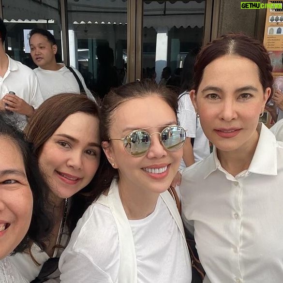 Marsha Vadhanapanich Instagram - วันนี้วันดีมาร่วมพิธีบวงสรวงที่ศาลหลักเมืองกรุงเทพ กับ Boyd Extra band และพี่ๆน้องๆ ค่ะ เฮงๆปังๆ รวยๆ ทุกๆคนนะคะ เนื่องในวันคล้ายวันเกิด พี่Boyd นะครับHappy Birthday ด้วยนะคะ ขอให้เจริญรุ่งเรืองในหน้าที่การงาน ตลอดทุกงานนะคะ เอาบุญมาฝากทุกคนด้วยนะ #marshairis 📸ขอบคุณเม้ยด้วยถ่ายให้ตลอดงาน @meilovezzz 🙏🏻🙏🏻🙏🏻สาธุอนุโมทนา
