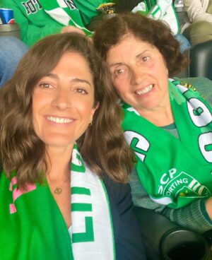 Marta Gil Instagram - Desde que me lembro que sou sportinguista
Herança do meu avô💚
A minha mãe sempre foi adepta mas nunca gostou de ver os jogos na televisão.
Hoje como pré-celebração do dia da mãe, fomos ao estádio e a minha mãe viu pela primeira vez um jogo ao vivo.
Claro que saiu de lá a dizer: “ISTO ASSIM É OUTRA COISA” 
Um obrigada especial à @xenica_jardim por esta incrível experiência. 
Já só quero o @sportingcp campeão 🦁💚🦁