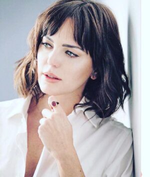 Marta Milans Instagram - Gracias @lavozdegalicia por mi primera portada y por una de mis entrevistas preferidas ❤️ thank you to @lavozdegalicia for my first cover and one of my favorite interviews ever ❤️