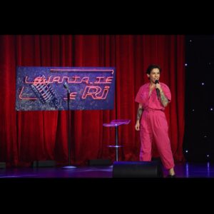 Marta Bateira Instagram - Euzinha a abrir o LEVANTA-TE E RI partilhando o palco com 6 homens. @marcohoracio23 @rochacomedy @carlosmachadovidal @itsme_dagu @onunolacerda @luisdefreitasvieira 
HOJE NA PLATAFORMA @opto.sic. 💗