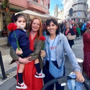 Marta Bateira Instagram - 25 DE ABRIL SEMPRE!!! 🌹 50 anos ✊🏽VIVA A LIBERDADE!!! #quemacreditavai
