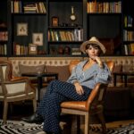 Marta Bateira Instagram - “Palavras corriqueiras, insurreta sem maneiras, terra a terra, como queiras, mas sou eu quem varre feiras.” 🧹 M7, Martataca 2007 ❤️ @activarevista 🖌️ @cintiasaka 📸 José Pedro Tomás 💄 @sandramakeupfernandes 🏨 @torelpalace_porto