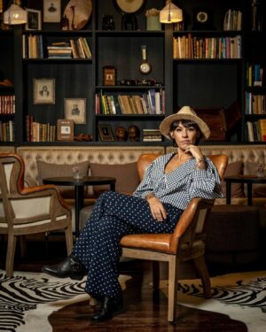 Marta Bateira Instagram - “Palavras corriqueiras, insurreta sem maneiras, terra a terra, como queiras, mas sou eu quem varre feiras.” 🧹
M7, Martataca 2007
❤️ @activarevista 
🖌️ @cintiasaka 
📸 José Pedro Tomás 
💄 @sandramakeupfernandes 
🏨 @torelpalace_porto