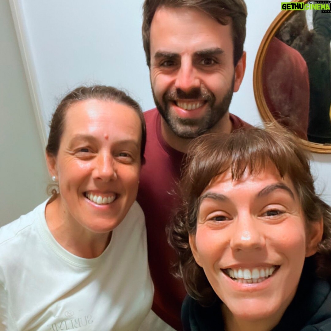 Marta Bateira Instagram - Uma selfie gostosa 🔥 A @beatrizgosta confiou em nós para darmos uma “molhadela” e um bom “escovanço” nos seus sofás, tapetes e cadeiras. Que equipa maravilha. 🤩 ➡️ Agende também o seu serviço, através de mensagem privada ou dos seguintes contactos. 933 902 938 | geral@sublime-lh.com #limpezasofas #limpezatapetes #casalimpa #limpeza #sublime #higienização #limpezadomicilio #conforto #sofas #colchoes #odores #limpezaestofos #limpezadecarpetes #restauraçãodetapetes #limpezaprofissional #tapetelimpo #ambientesaudável #limpezaeficiente #tapetesrenovados