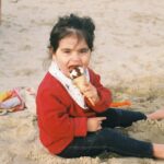 Marta Bateira Instagram – 19.03.2023
Primeira praia, areia, mar, gelado da Lu. 🥹 Ela totalmente entregue.
📸 analógica pela minha amiga @pandaferoz 🫶🏽
