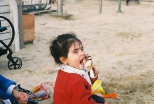 Marta Bateira Instagram - 19.03.2023
Primeira praia, areia, mar, gelado da Lu. 🥹 Ela totalmente entregue.
📸 analógica pela minha amiga @pandaferoz 🫶🏽