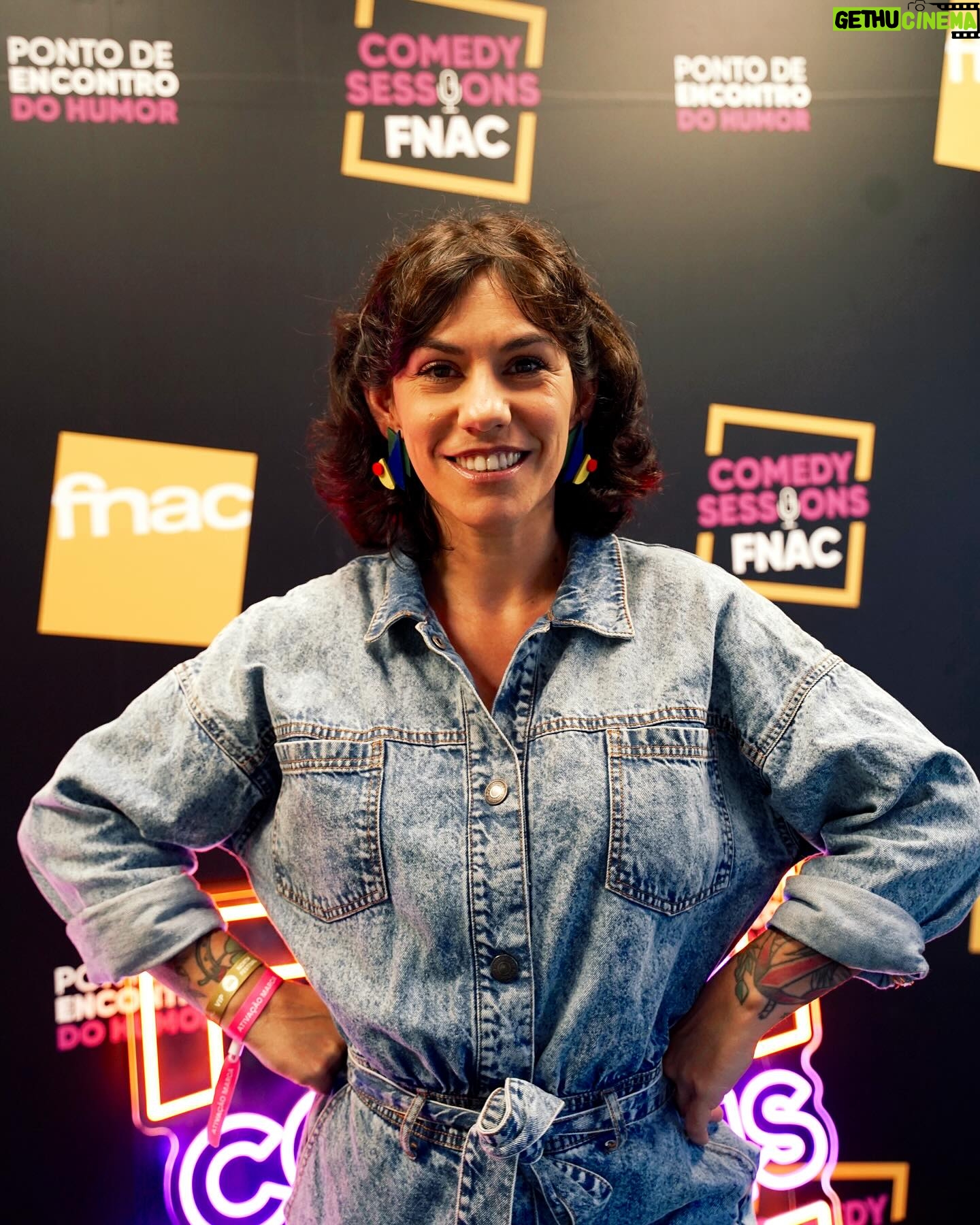 Marta Bateira Instagram - Sou a Madrinha do Comedy Session @fnacportugal aqui no @northmusicfestival em Serralves. Venham daí hoje e amanhã! 🧡🩷💛
