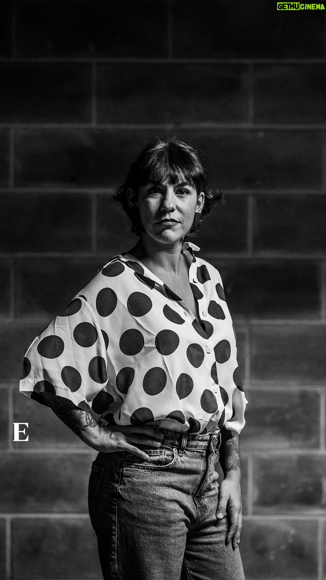 Marta Bateira Instagram - Beatriz Gosta, através do humor, faz cheque-mate a pessoas machistas, retrógradas, conservadoras ou pudicas. No podcast “A Beleza das Pequenas Coisas”, diz que considera existir machismo no humor (“e em todo o lado”, diz). “Um pseudo-humorista queria-me atingir a chamar-me puta, a achar que era um atacanço, só porque sou uma mulher livre. Dá um bocado de dó como o homem ainda não se atualizou. Acordem, isso já não é uma ofensa, ser uma mulher livre dona do meu corpo e da minha vontade”. Referindo que o seu público é maioritariamente feminino e LGBTQIA , considera que os homens heterossexuais não apreciam e não se envolvem no que as mulheres fazem na arte e na vida. Ouça a entrevista, com o jornalista @bernardo_mendonca, nas plataformas de podcast e através do link na bio do @jornalexpresso #beatrizgosta #martabateira #humor #podcast #abelezadaspequenascoisas