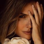 Marta Żmuda-Trzebiatowska Instagram - Gdybym spotkała siebie sprzed 15 lat, mocno bym przytuliła tamtą dziewczynę i powiedziała jej „nie bój się, strach odbiera radość, wolność, odwagę; wszystko się ułoży - jestem przy tobie… i nie przejmuj się wszystkim tak bardzo”. ❤️ A ty, co byś powiedziała sobie, tej sprzed lat? fot. @eliza_stegienka